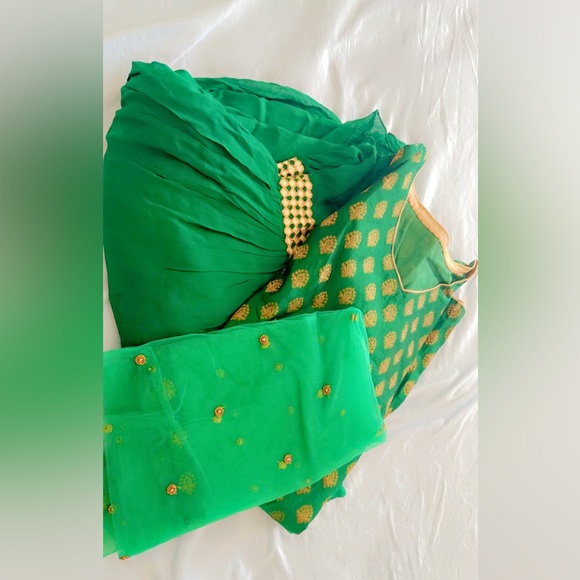 Punjabi suit with sharara beautiful design with beautiful dupatta small size - Picture 2 of 2